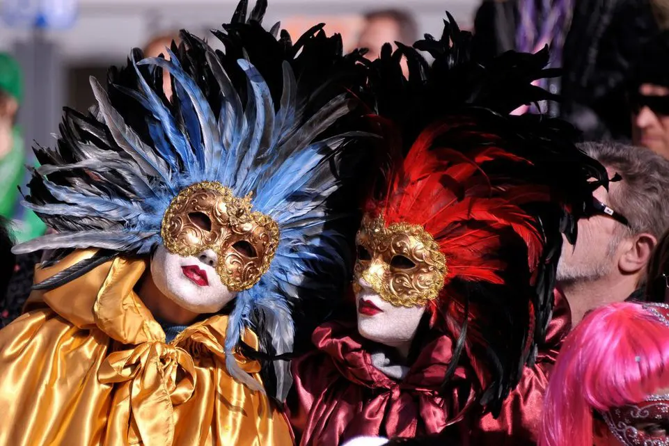 Personnes déguisées lors du carnaval de Sion, 2023